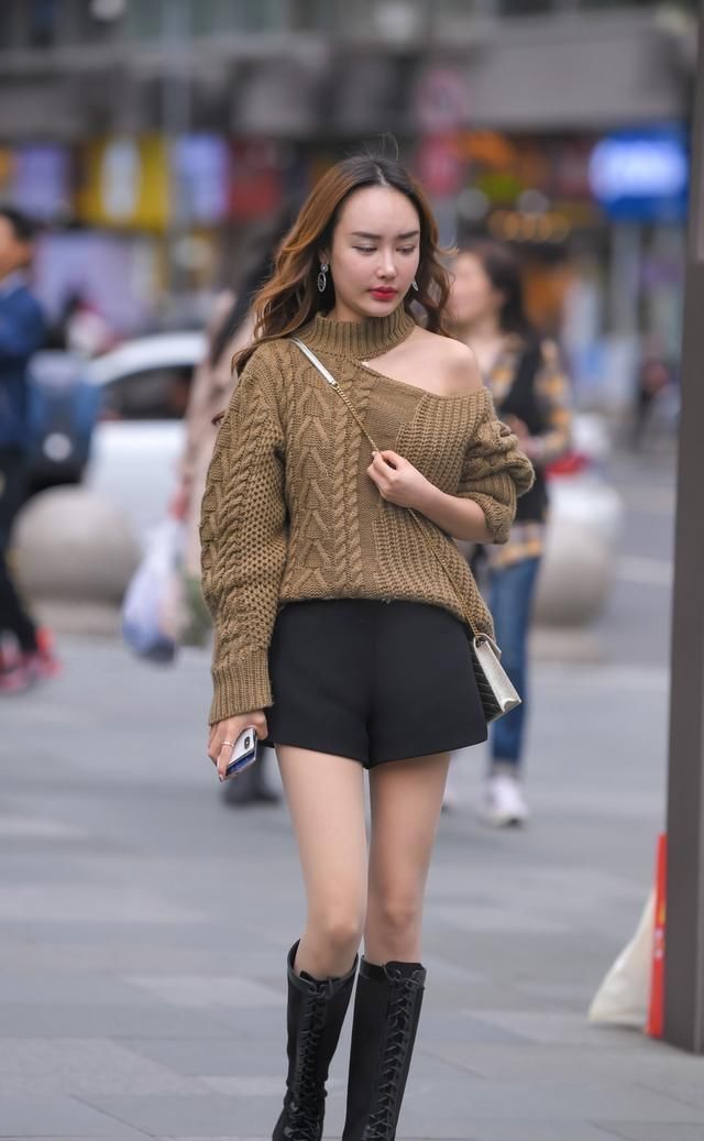 瑜伽裤穿出自然不做作风情，表露青春时尚感，凸显甜美风格