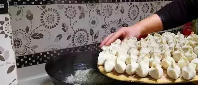 饺子包好后，直接放冰箱就“废了”，教你一招，饺子不粘连不开裂