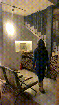 |搞笑GIF:大姐你听解释,我真的不是故意撞上去的