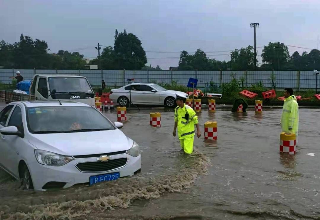 成都|成都高温天气“变脸” 执勤交警从“焦警”淋成“浇警”