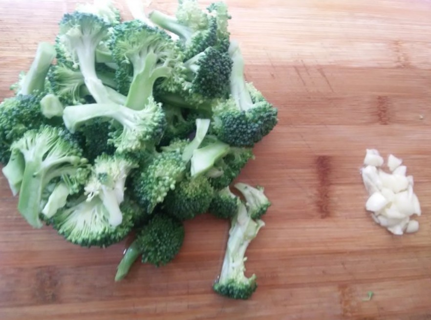 炒西兰花时，要不要先焯水一直没弄明白，难怪又黄又蔫，不干净