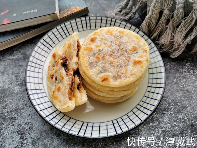 天冷了，这早餐小饼多做给孩子吃，营养暖胃，无需发面，柔软筋道