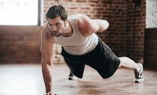 耐力|男人如果坚持做俯卧撑，一段时间后，你会得到4件好事从天而降