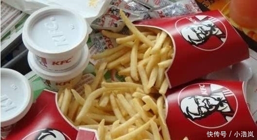 原来薯条盒上有个“零件”,专门用来挤番茄酱!N年的薯条白吃了