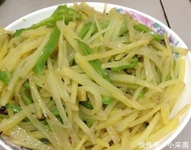 炒土豆丝时, 万万不可直接下锅! 多加“1步”, 吃起来又香又脆