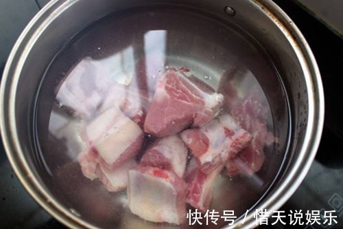 做红烧排骨前要焯水, 可惜很多人做错,原来焯水也有秘诀
