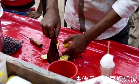 冰棍|女孩在印度买了一根冰棍，导游立刻扔进垃圾桶，导游不要命了