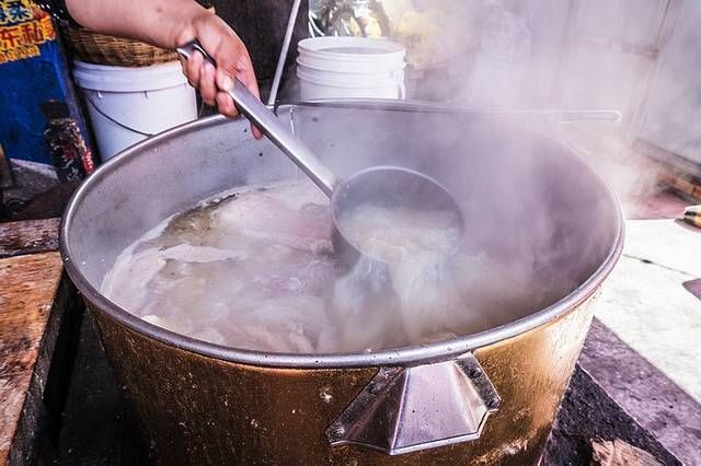 夫妻俩|夫妻俩大集上卖羊肉汤,20元一碗,老乡们每天吃掉8只羊