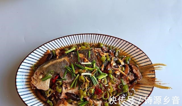 俩口子的午餐鱼肉搭配排骨汤,成本不多营养高,吃饱吃好人舒服!