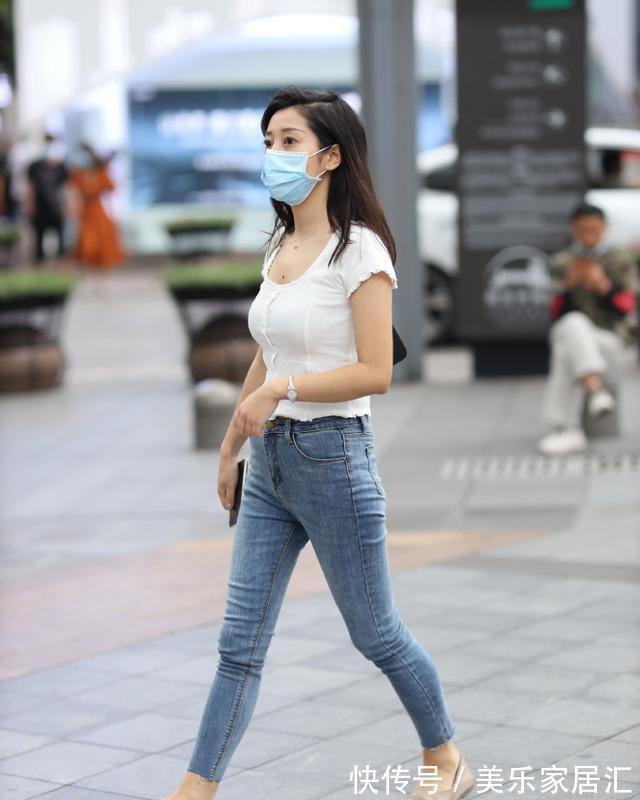 修身 想要穿出简单大方的美,就选牛仔裤,简约又修身,时尚有气韵