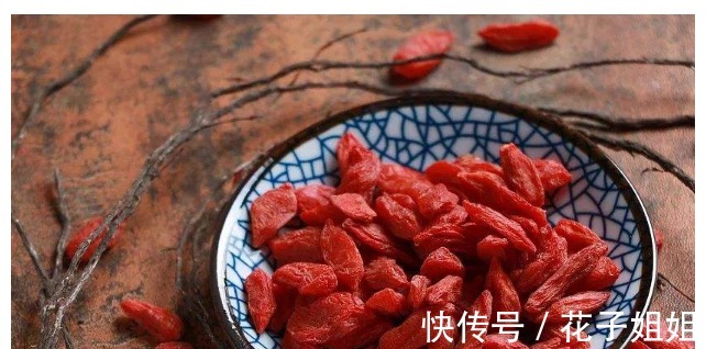 肝细胞|蒲公英利尿消炎,若和它煮水喝,其他的好处也随之而来!