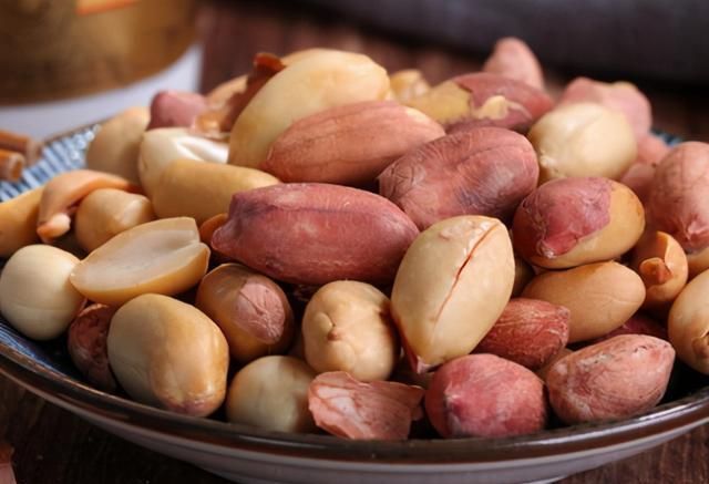 在家做五香花生米,不用微波炉不用烤箱,花生咸香酥脆,还解馋