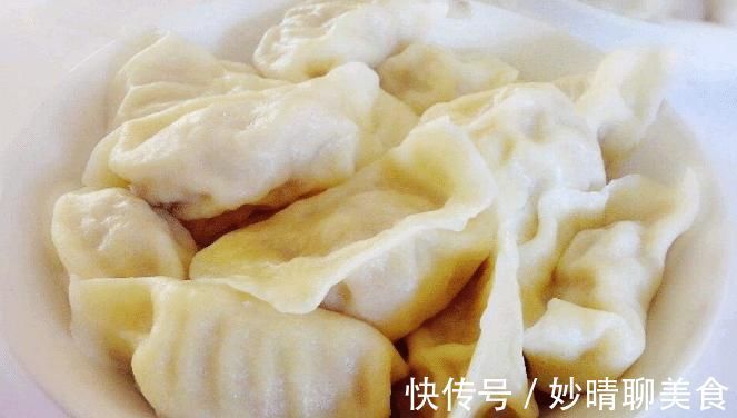 冬天吃酸菜馅饺子,学会正确的调馅方法,饺子味香纯正,特别好吃