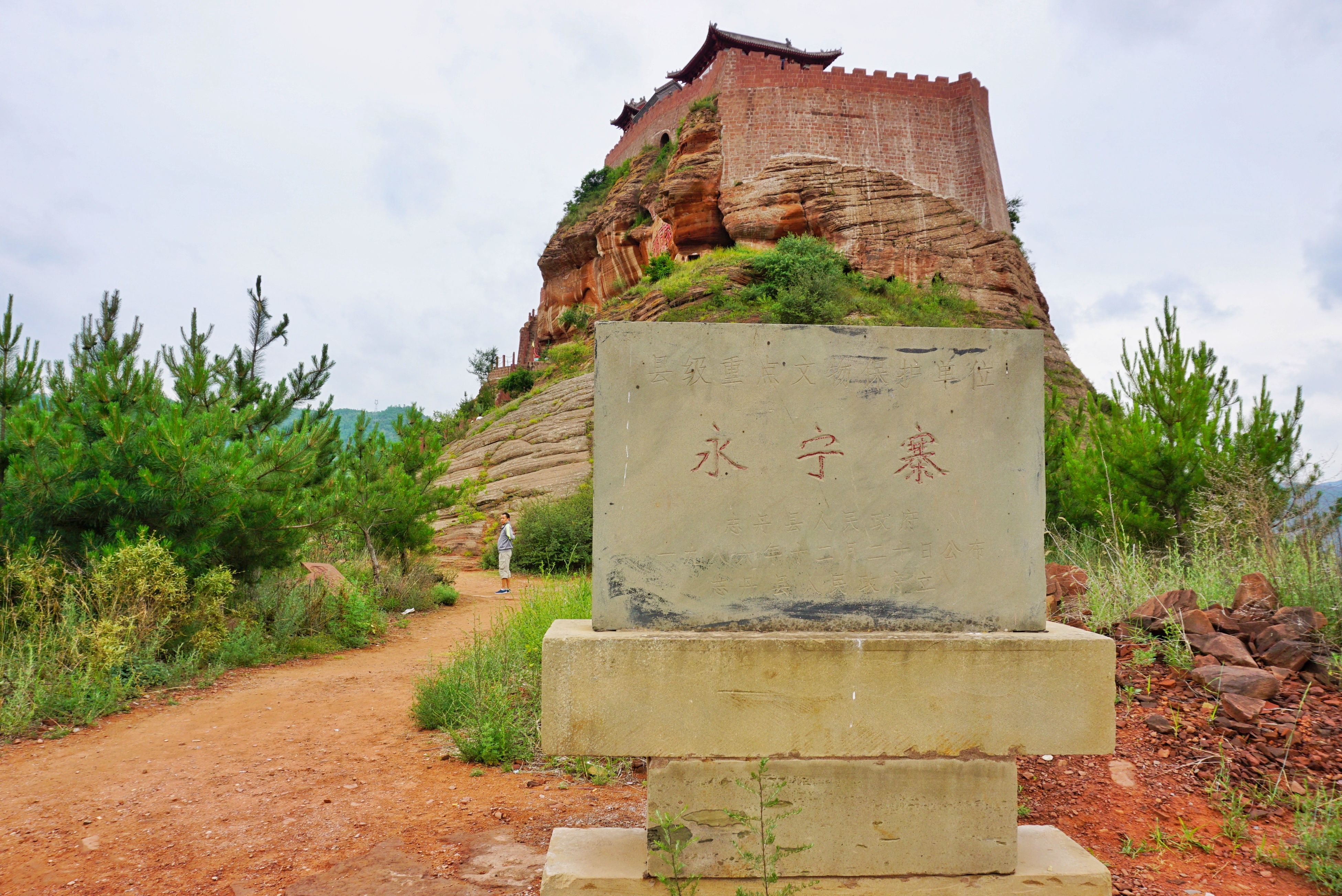 悬崖峭壁上的永宁山古寨