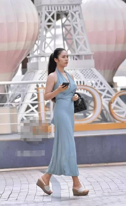 街拍美女谁说有肉感的女生不能轻松驾驭吊带裙的