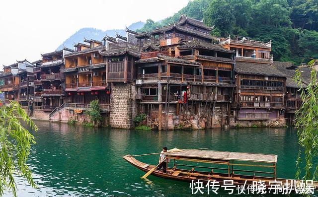 夜景|湘西凤凰古城住两天，看唯美的沱江夜景，苗家的美食可千万别错过