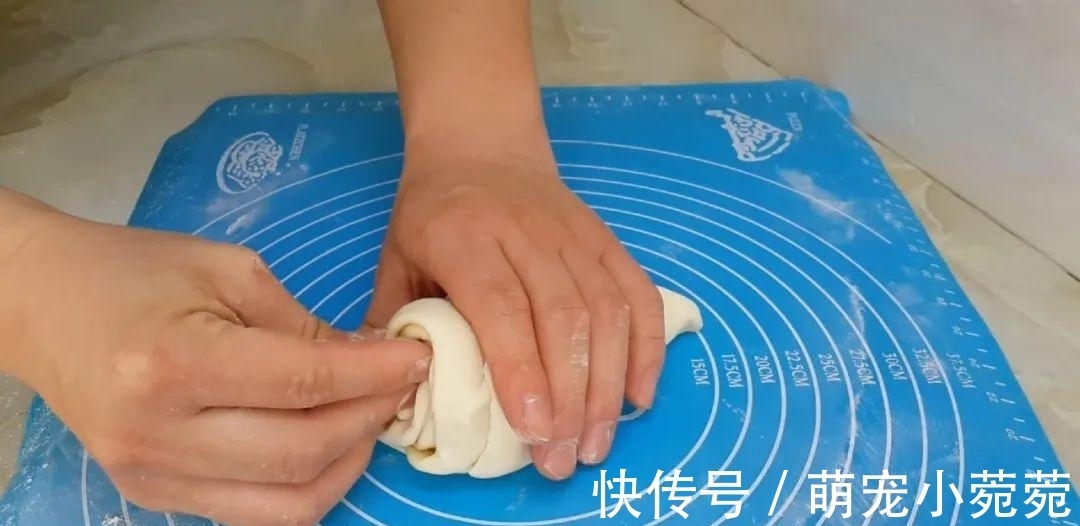 烙饼|烙饼这做法太香了,开水一烫,柔软筋道又多层,出锅孩子都抢着吃