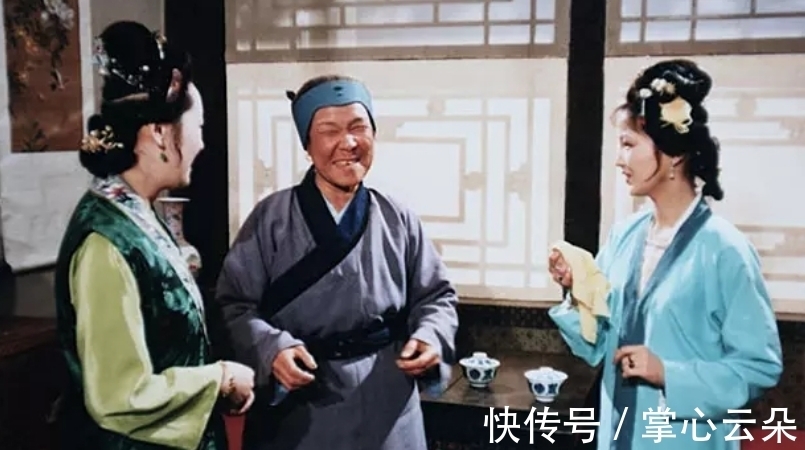 贾母!刘姥姥喊贾母老寿星,贾母回应三个字,将她的高贵大气一展无余