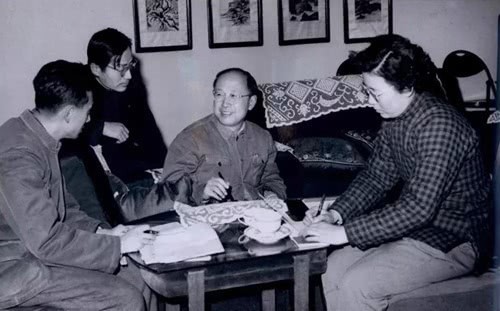 钱家|他36岁没结婚，妹妹急着给他相亲，他气着对妹妹说：我等的人是你