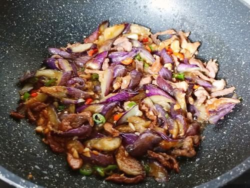 肉丝|蒸茄子，切记别直接上锅蒸，多加1步，茄子鲜嫩入味不变色，真香