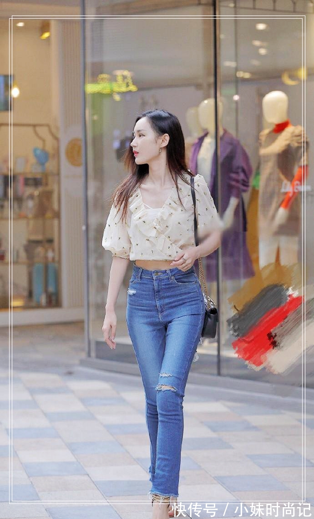 街拍 时尚街拍:靓丽的白领,身穿碎花衣+牛仔裤,端庄又淑女