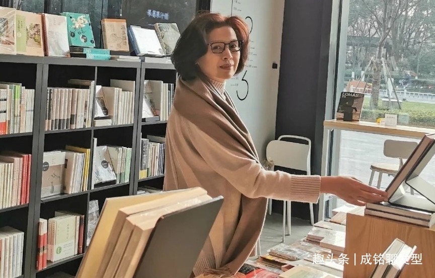 短发 老年人别总烫小卷发型,学学三位60岁时髦奶奶的减龄发型,超洋气