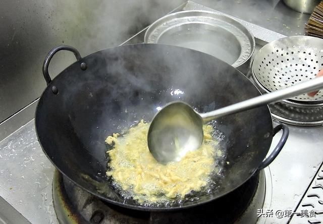 红椒|黄花菜炒肉丝很多人第一步就做错了，难怪不好吃，大厨教你如何做