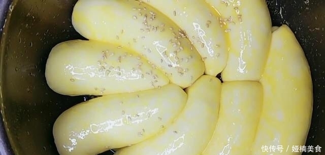 不用烤箱,不用水,做家人爱吃的面包,香甜营养,软过馒头太多了