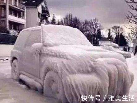 冬天的早晨汽车玻璃结了一层冰,应该怎么样快速去除?