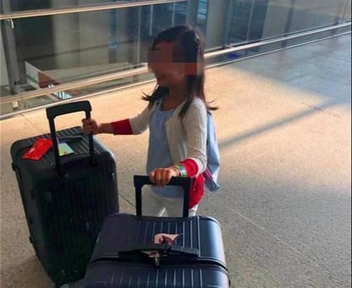 妈妈们|高铁上,母亲“紧拽”俩娃照片被疯传,为母则刚,实在让人感动