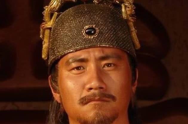 摔倒|朱元璋摔倒在地，百官都装着没看见，唯有1人去扶，却遭处决，全家流放！