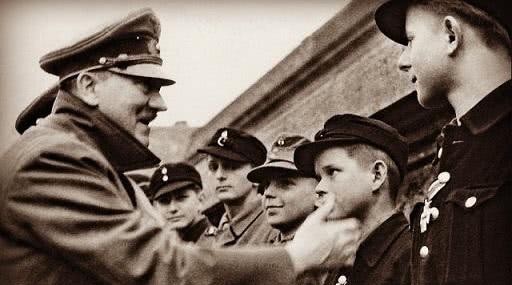 逃兵|二战:德军逃兵长啥样?来看看,这投降的姿势很怪异!