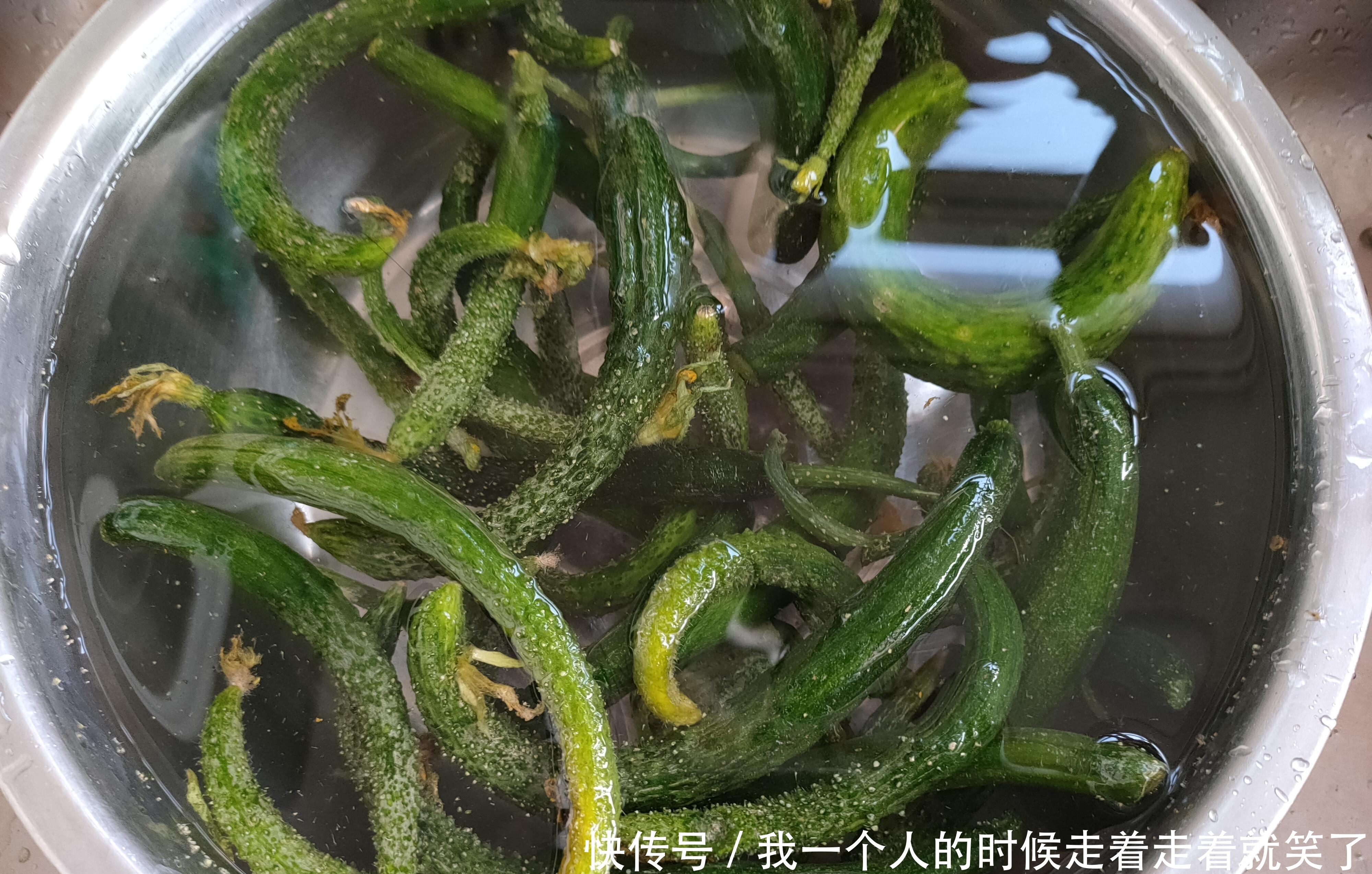 腌黄瓜咸菜时,切忌直接倒盐,牢记2个步骤,小咸菜脆口易保存