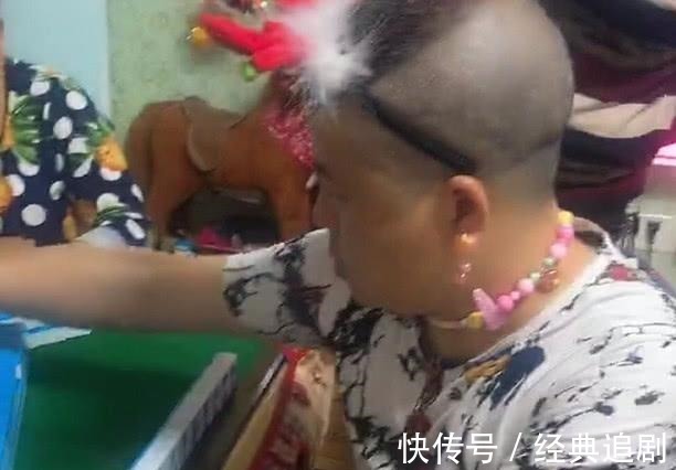 小棉袄|“花枝招展奶爸”打麻将带娃两不误火了,那生无可恋的眼神绝了