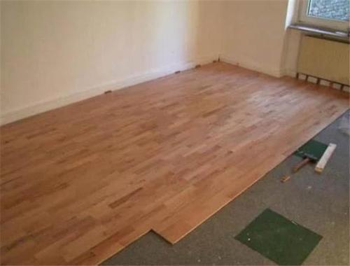 实用|头一次见有人这样铺木地板,实在是太实用了,不得不感叹超机智的