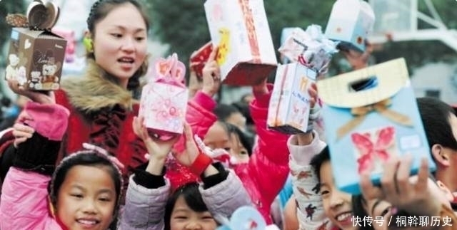 幼儿园|幼儿园办跳蚤市场，女儿两手空空回家，宝妈质问老师后连连道歉