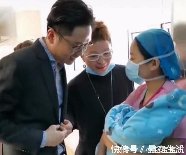 宝宝|宝宝出生谁抱像谁?舅舅“抢头彩”,爸爸没地位,看到颜值明白了