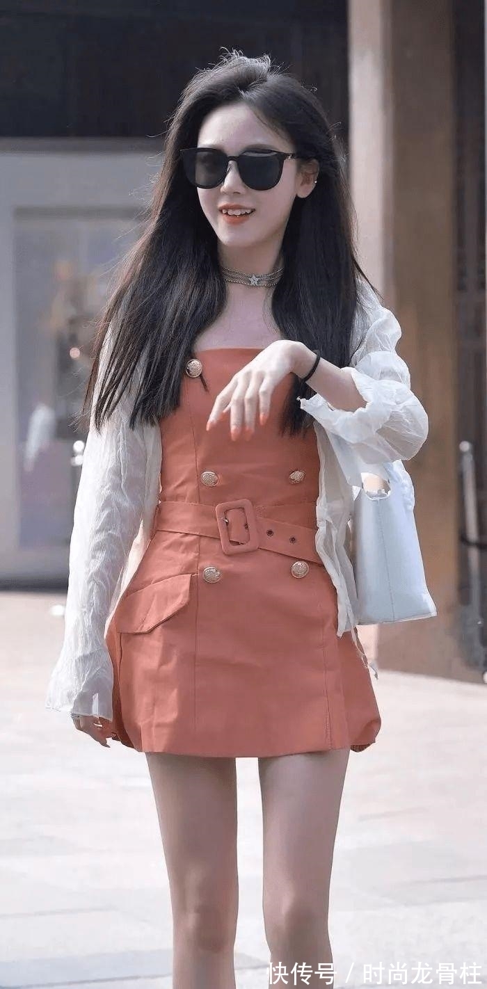 开衫 暗橘红色的连衣裙加上白色的开衫,小姐姐穿出非常迷人的感觉