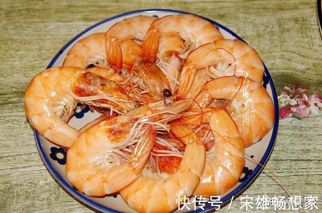 年夜饭|晒娘俩做的年夜饭,4凉8热上一桌,第一次就地过年火了朋友圈