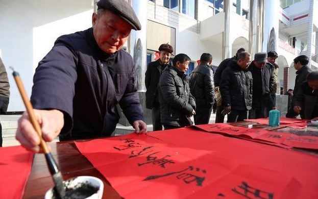 亿万富翁#火葬场门口一副对联上联“早来晚来都得来”,下联让人拍案叫绝