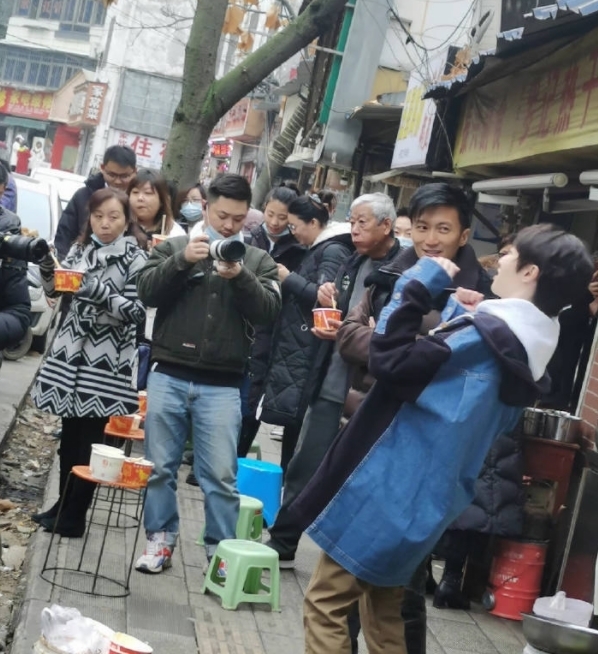 謝霆鋒大口吃面引路人圍觀,華晨宇吃小攤?cè)燥@貴氣,和他談笑風(fēng)生