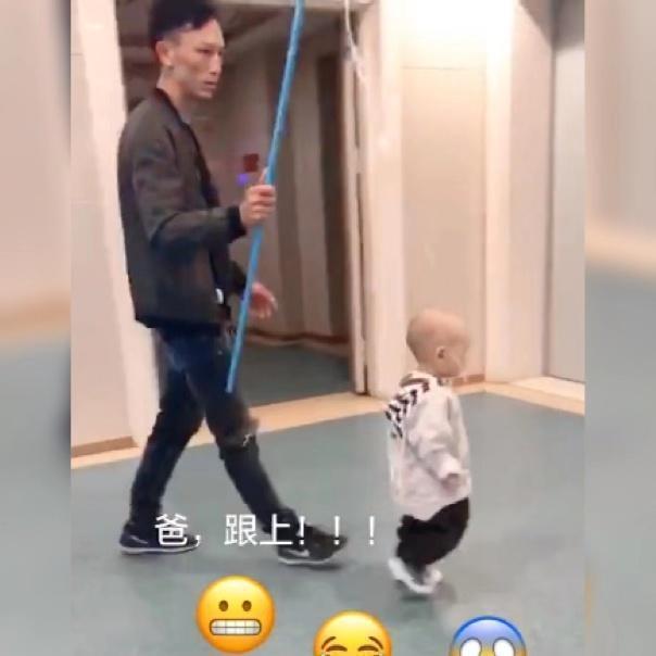 爸爸|“霸气萌娃”医院输液走红,输液不忘带爸爸遛弯,网友:实力遛爸
