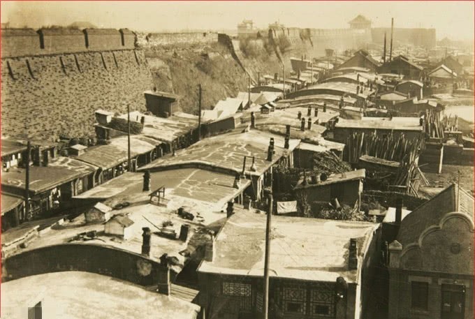 伪满|伪满时期的奉天,盛京老街还有牌楼,市政公署门口有俩伪军站岗