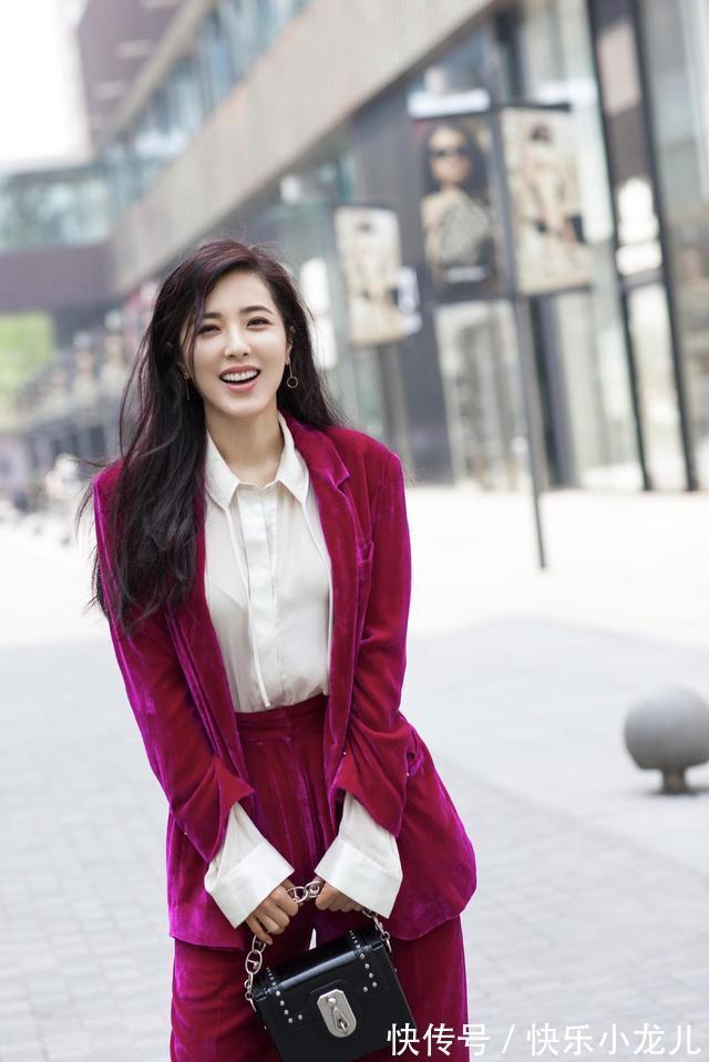 红色 时尚穿搭,丝绒材质尽显雍容华贵的气质,尽显极致的美