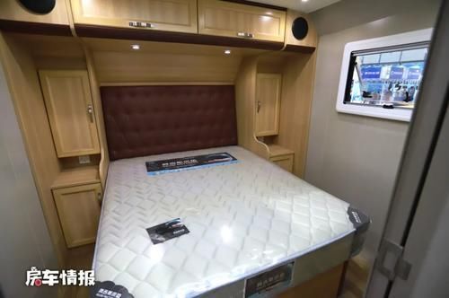 黑白极简|酷似高铁的房车见过吗?客厅超级大带独立儿童房,有两室一厅一卫