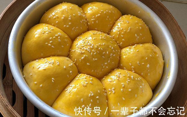 花生馅儿的南瓜面包，松软香甜，步骤简单，配一杯牛奶可当早餐