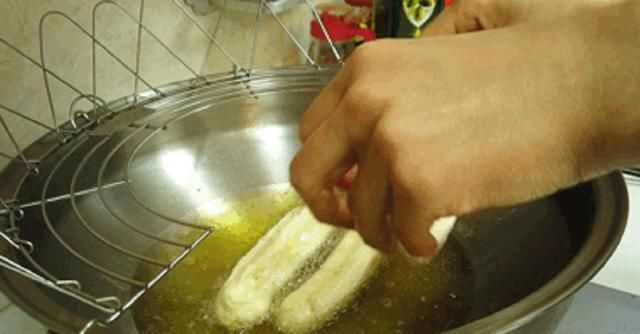 嫌外面的不卫生？大叔教你炸油条，香脆味美，简单易学，超好吃！