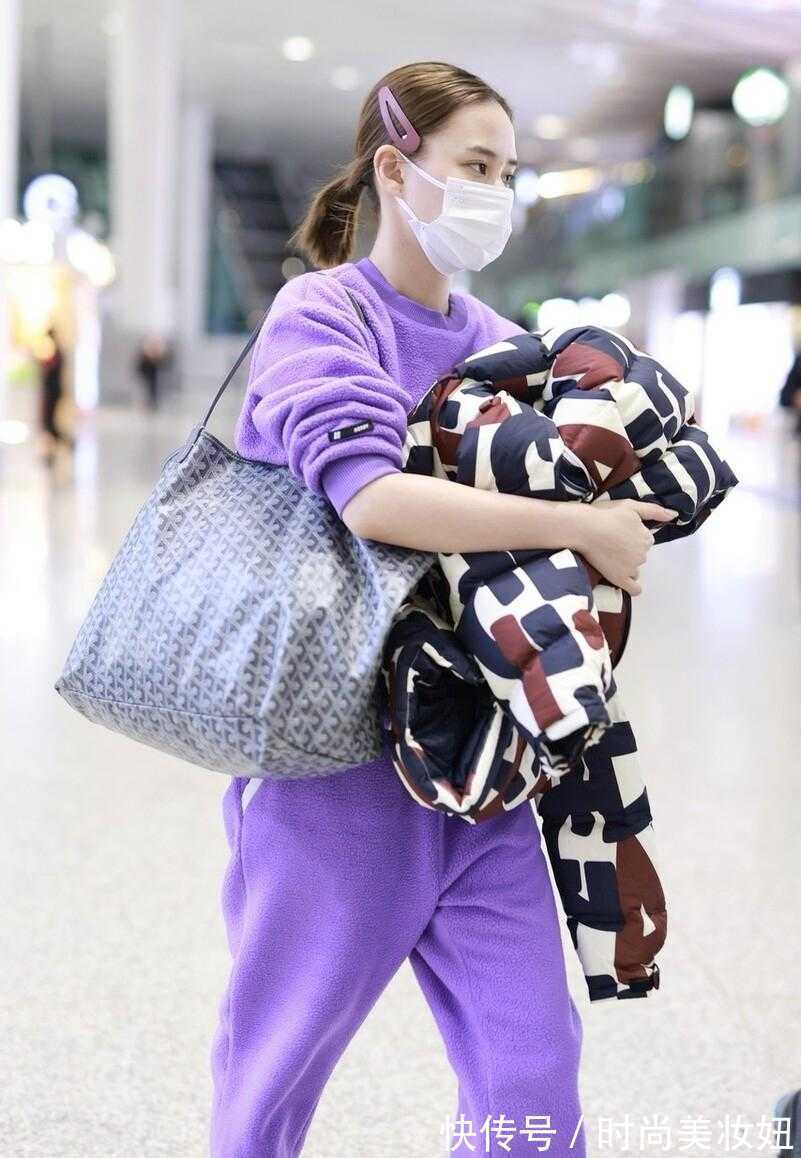 舒适感|何超莲真没“豪门千金”架子,穿紫色运动装走机场,气质仍出众