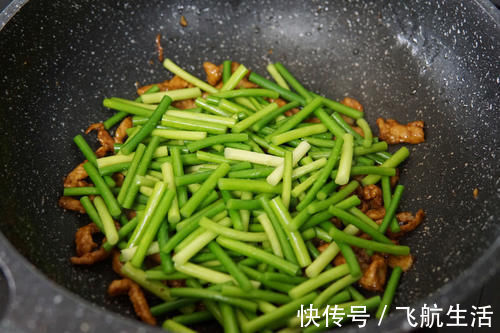 炒蒜苔，直接下锅炒就错了，多加一步，蒜苔翠绿不发黄，好吃入味