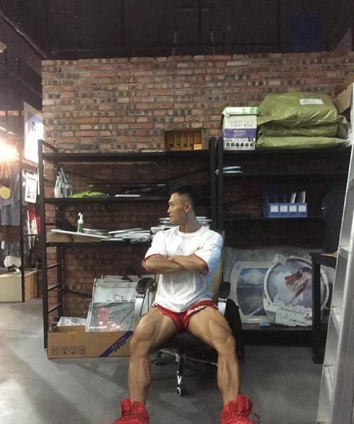 肌肉|95后健身小伙,坚持健身十余年,网友:肌肉精神小伙